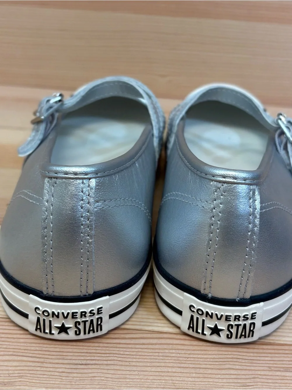 Converse Dainty Mary Jane OX Woman’s Sz 9 Slip On Shoe Silver Leather  A12201C